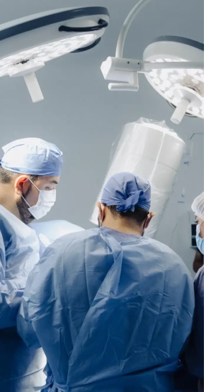 Dr. Esteban Castro realizando cirugía de hombro con su equipo médico en quirofano en Guadalajara