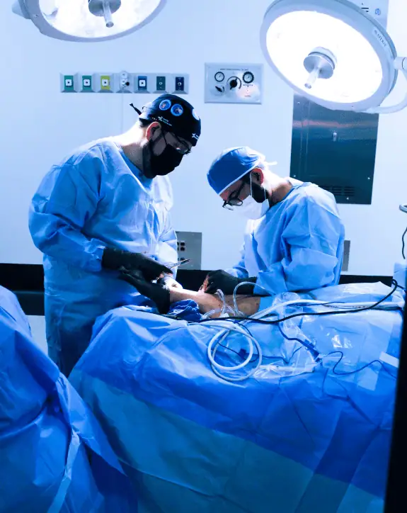 Equipo médico realizando cirugía ortopédica en quirófano con tecnología avanzada en Guadalajara